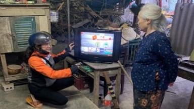 Xem khách hàng như người thân, nhân viên FPT Telecom tặng tivi cho bà cụ lớn tuổi khó khăn